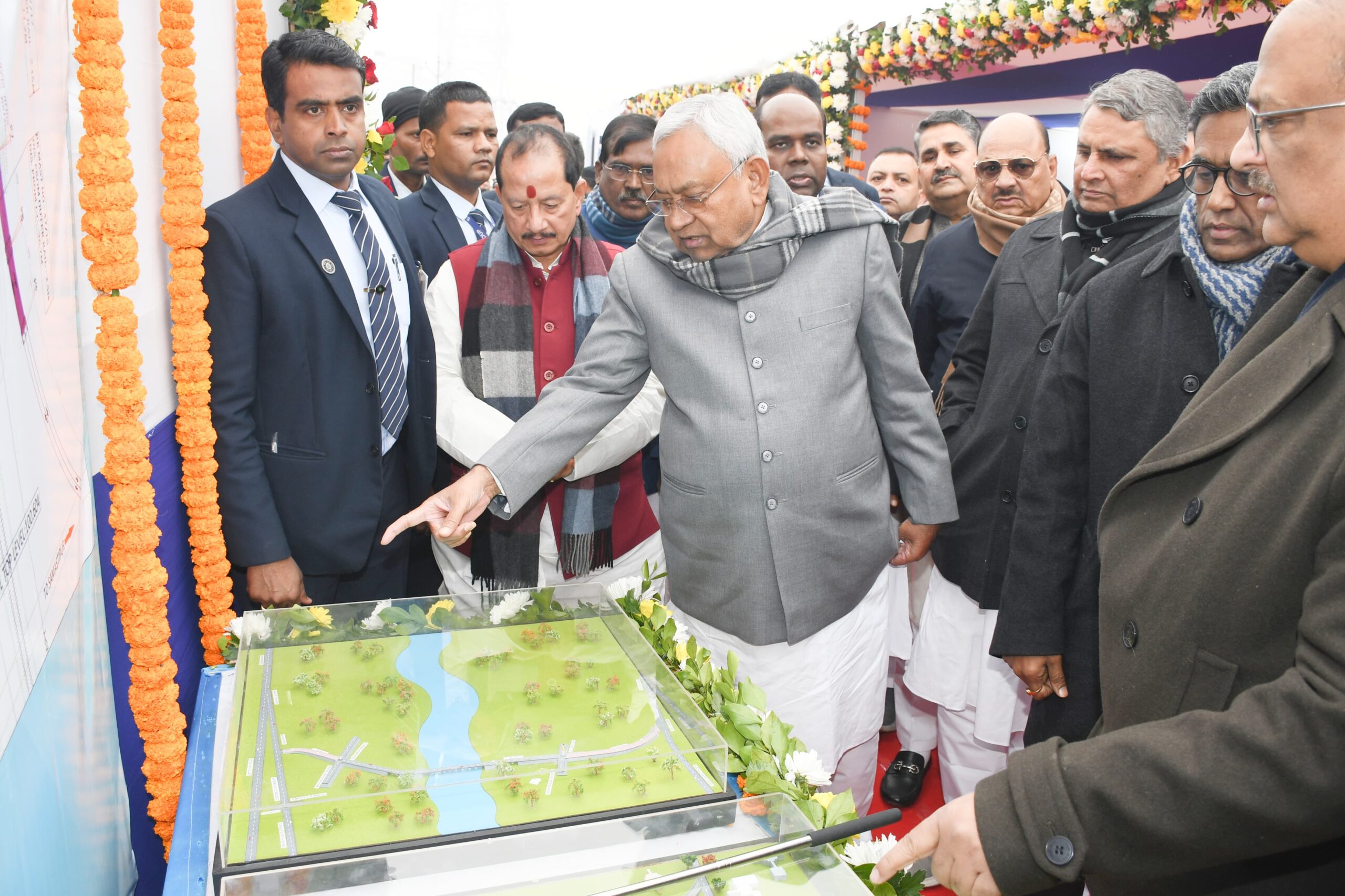 CM Nitish Kumar ने मुजफ्फरपुर जिले में चल रही विकासात्मक योजनाओं के संबंध में की समीक्षा बैठक
