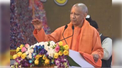 CM Yogi Adityanath ने वाराणसी में महाकुम्भ से सम्बन्धित तैयारियों, विकास कार्यों एवं कानून व्यवस्था की समीक्षा की