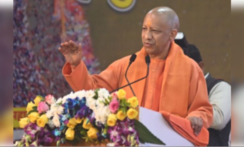 CM Yogi Adityanath ने वाराणसी में महाकुम्भ से सम्बन्धित तैयारियों, विकास कार्यों एवं कानून व्यवस्था की समीक्षा की