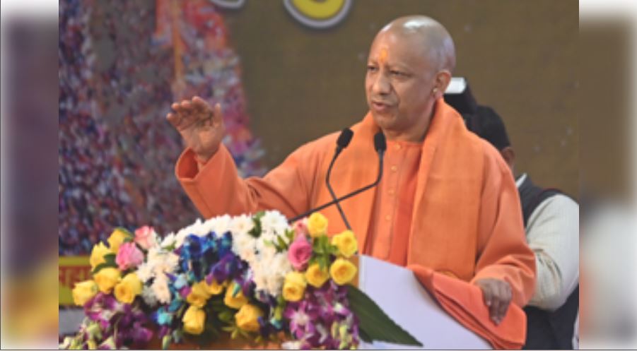 CM Yogi Adityanath ने वाराणसी में महाकुम्भ से सम्बन्धित तैयारियों, विकास कार्यों एवं कानून व्यवस्था की समीक्षा की