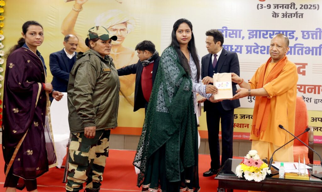 CM Yogi Adityanath ने 16वें जनजातीय युवा आदान-प्रदान कार्यक्रम-2025 के तहत ओडिशा, झारखण्ड, छत्तीसगढ़ व मध्य प्रदेश के युवाओं से संवाद किया