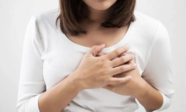 Heart Attack Symptoms In Women: पुरुषों से अलग महिलाओं में हार्ट अटैक के ये लक्षण दिखते हैं, तो तुरंत डॉक्टर से संपर्क करें।