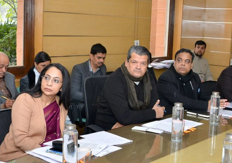 Minister Sumit Godara: दवाओं और गहनों की गुणवत्ता की हो नियमित जांच, साइबर क्राइम रोकने की बने ठोस कार्य योजना