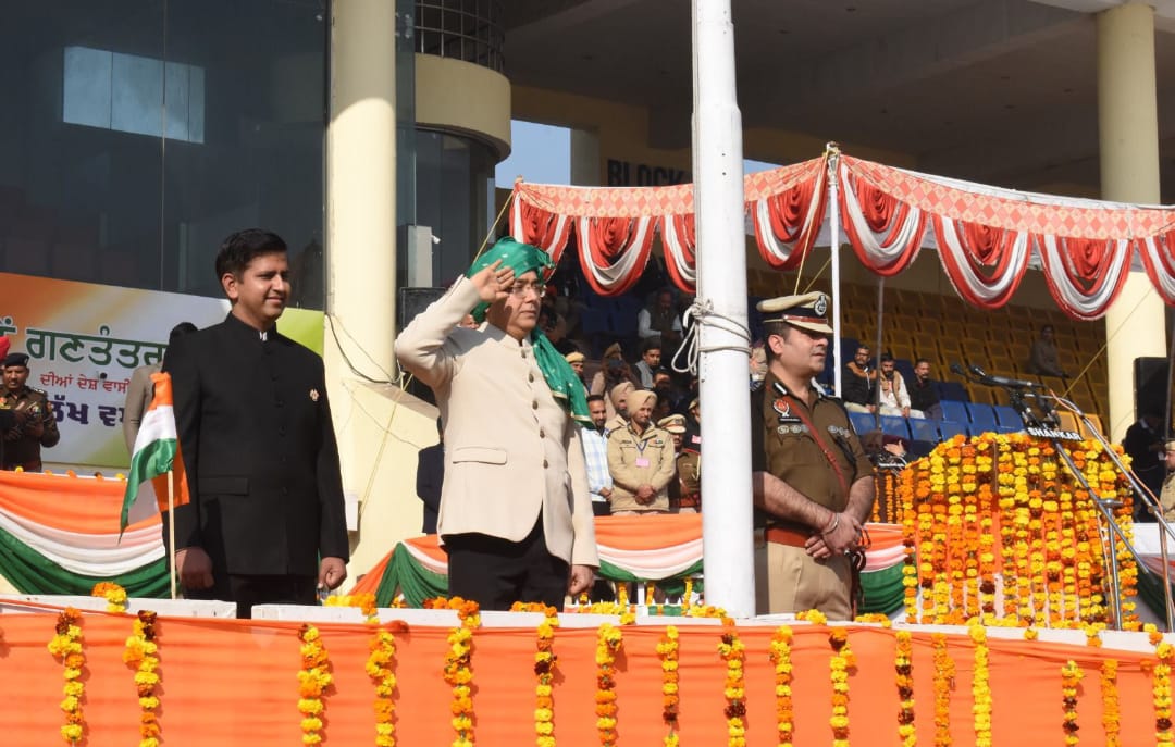 Aman Arora ने जालंधर के गुरु गोबिंद सिंह स्टेडियम में राष्ट्रीय ध्वज फहराया
