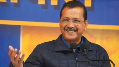 Delhi News: दिल्ली में चुनाव प्रचार के दौरान अरविंद केजरीवाल 'मोमो' खाते दिखे 