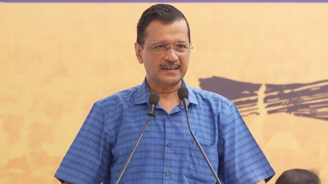 Delhi Election 2025: दिल्ली चुनाव की घोषणा से पहले अरविंद केजरीवाल ने घर पर बैठक बुलाई, बड़े ऐलान की तैयारी 