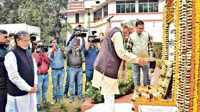 CM Nitish Kumar ने कर्पूरी ठाकुर को याद किया और उनकी प्रतिमा पर माल्यार्पण कर दी श्रद्धांजलि