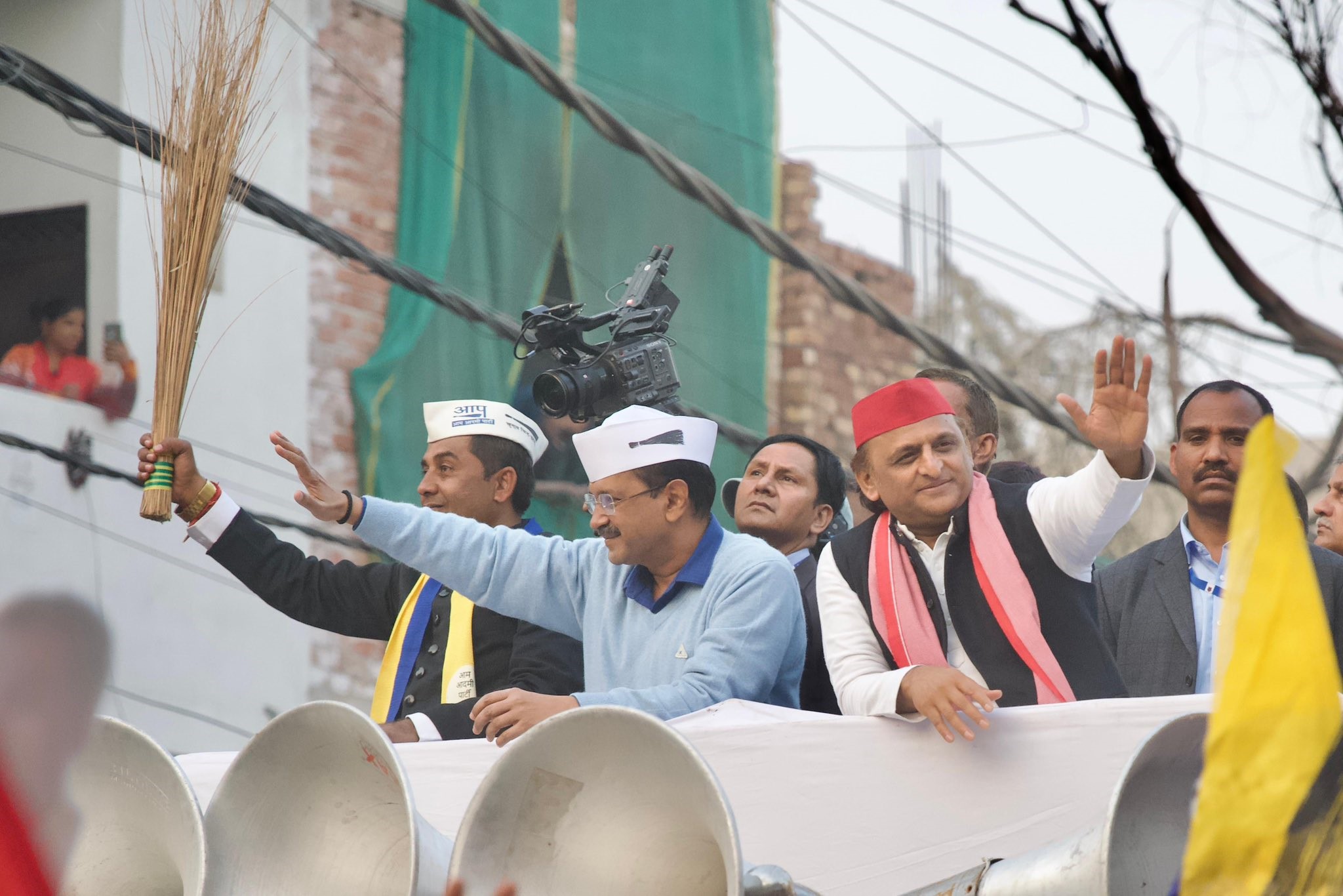 Delhi Elections: रैली में केजरीवाल के साथ अखिलेश यादव हुए शामिल,  किसी दूसरे को वोट देकर अपना मत खराब न करें