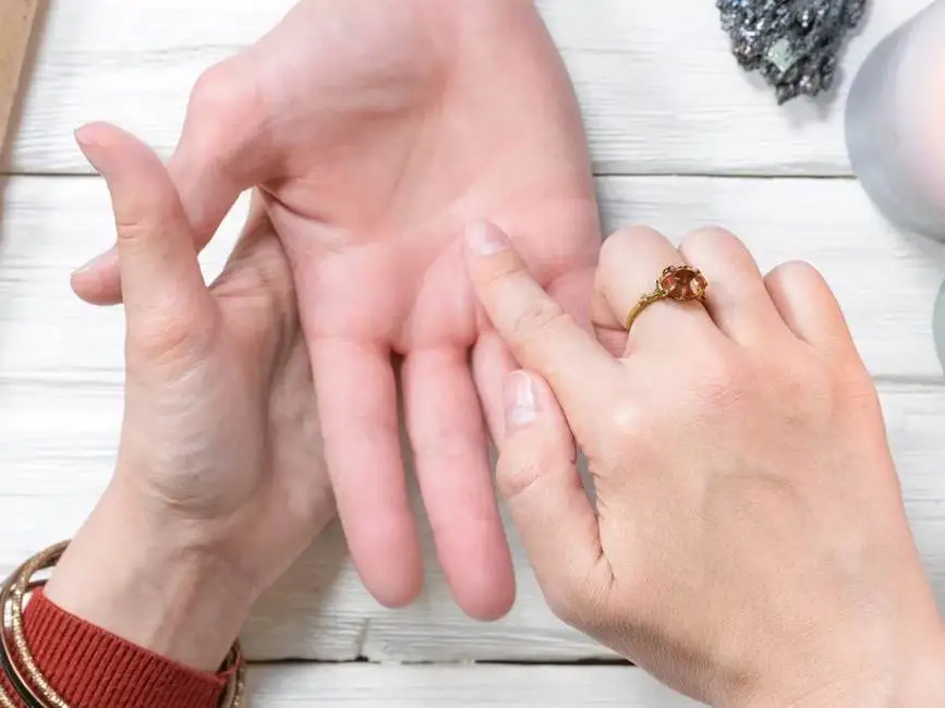Shankh Yog Palmistry: किस्मत वालों के हाथ में शंख योग, जानें इसके परिणाम