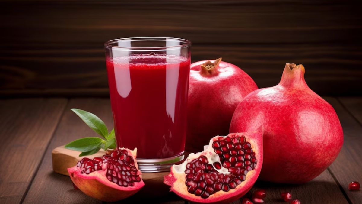 Pomegranate Juice: यह विटामिन सी और आयरन से भरपूर फल का जूस पीने से नसों की कमजोरी दूर होती है और मांसपेशियां मजबूत होती हैं।