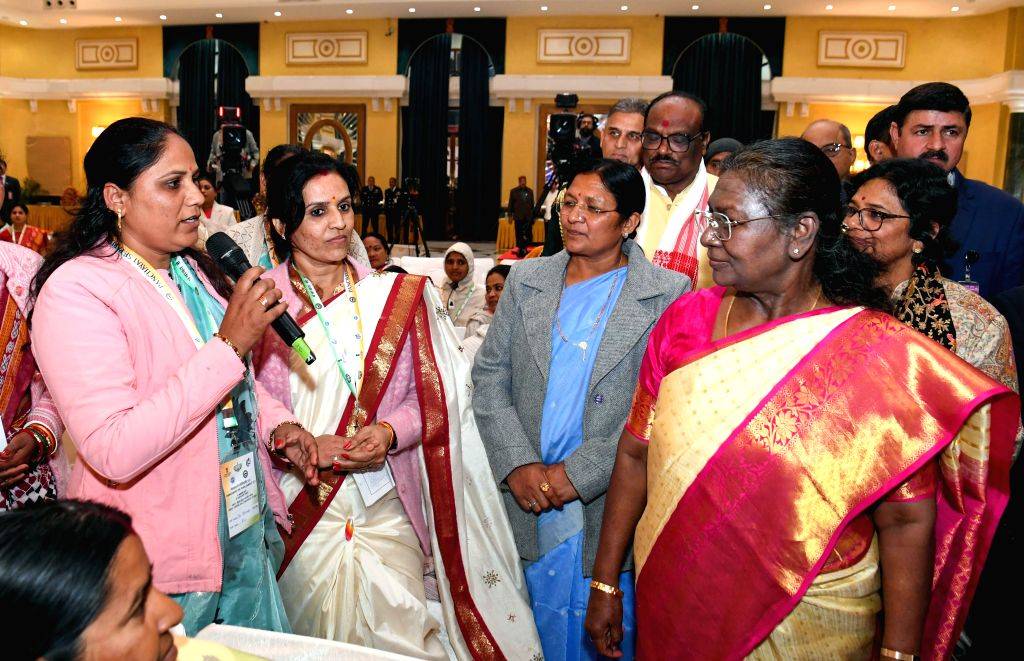 President Draupadi Murmu ने पंचायती राज संस्थाओं की अनुसूचित जनजाति की महिला प्रतिनिधियों के साथ बातचीत की