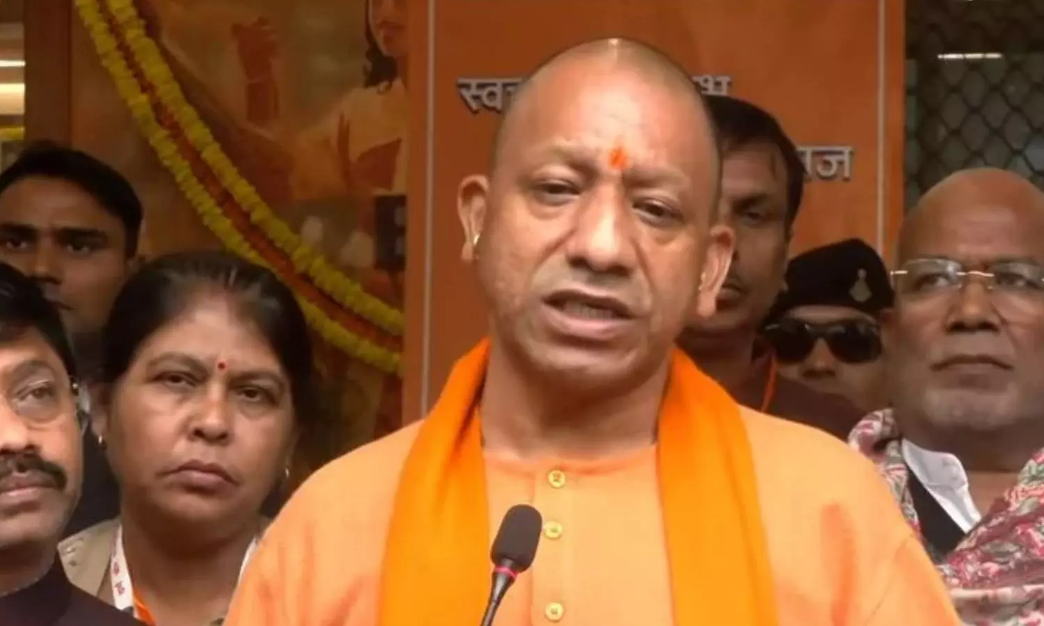 Mahakumbh 2025: मीटिंग में सीएम योगी ने कहा, "हर एक श्रद्धालु को सुरक्षित उनके गंतव्य तक पहुंचाना हमारी जिम्मेदारी है।"