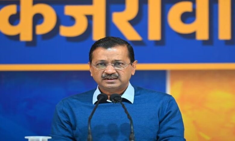 Delhi Election 2025: BJP पर अरविंद केजरीवाल का गंभीर आरोप, 'हमारी गाड़ी तोड़ी, प्रचार सामग्री छीनी'।