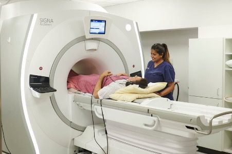 MRI Scan: क्या MRI से हो सकता है कोई खतरा? क्यों होने लगती है घबराहट