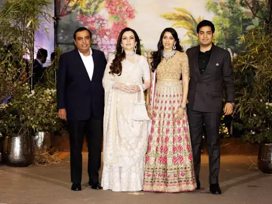 Ambani Family News: नीता अंबानी की बहू ने जमीन से उठाया ये सामान, सरल अंदाज से करोड़ों लोगों का दिल जीता