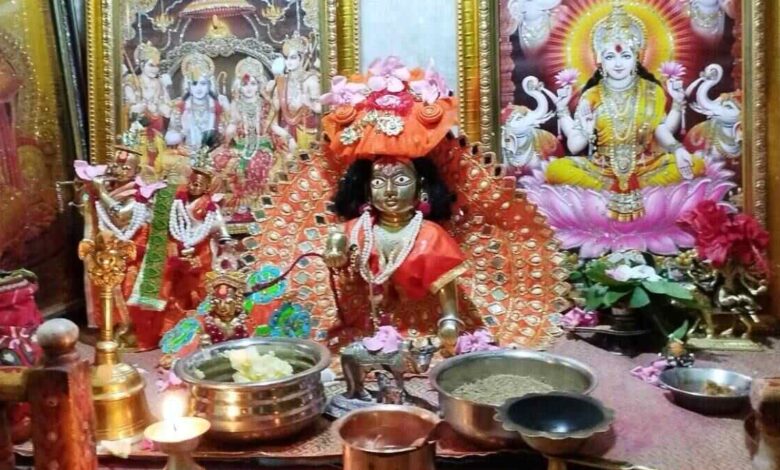 Laddu Gopala Puja: फाल्गुन में लड्डू गोपाल की सेवा करने के लिए इन चीजों का भोग लगाएं