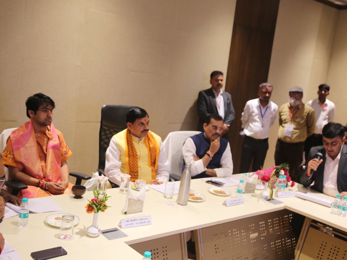 CM Mohan Yadav ने बागेश्वर धाम पीठाधीश्वर के साथ धाम में होने वाले कार्यक्रम की तैयारियों की समीक्षा की