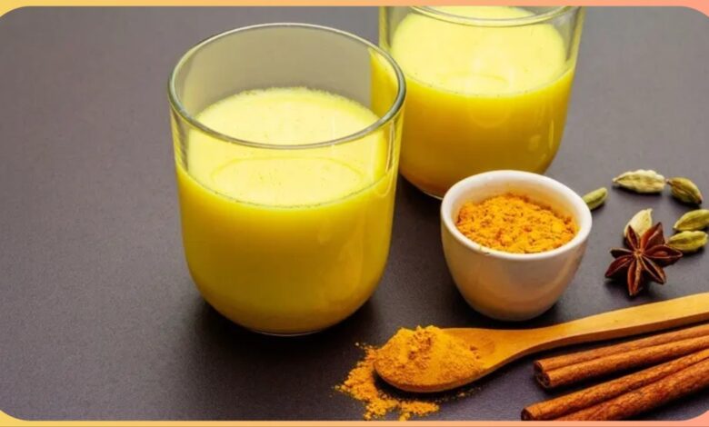 Turmeric Milk: हल्दी वाला दूध इन लोगों को कभी नहीं पीना चाहिए; इससे उनकी सेहत को फायदे की जगह नुकसान होगा।