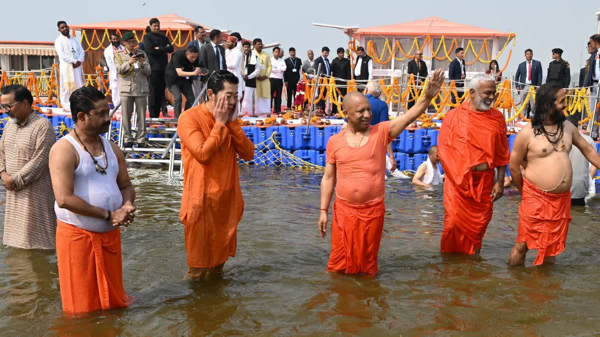 भूटान नरेश ने CM Yogi Adityanath के साथ प्रयागराज पहुंचकर संगम में लगाई डुबकी