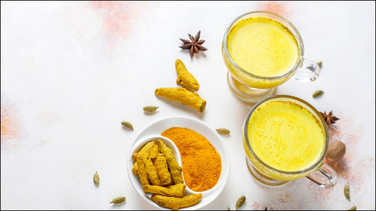 Turmeric Milk Side Effects: रात में सोने से पहले हल्दी वाला दूध पीते हैं? ये नुकसान सेहत को झेलने पड़ सकते हैं