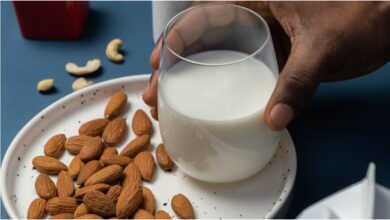 Almonds With Milk Benefits: बादाम के पाउडर को दूध में मिलाकर खाने के अद्भुत लाभ, आपको भरपूर ताकत मिलेगी