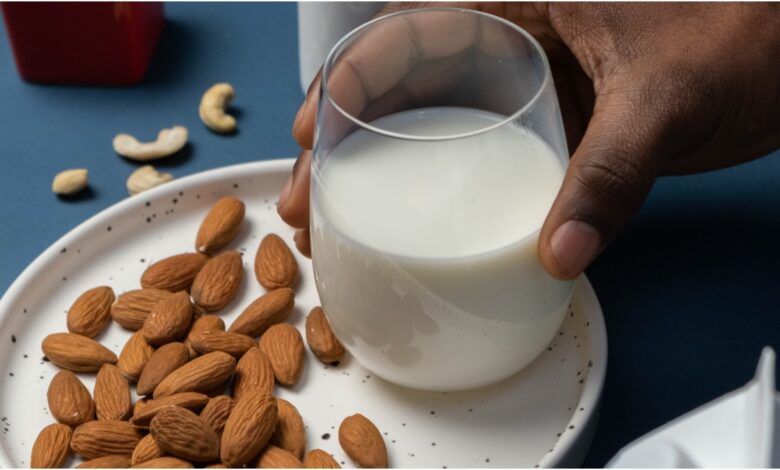 Almonds With Milk Benefits: बादाम के पाउडर को दूध में मिलाकर खाने के अद्भुत लाभ, आपको भरपूर ताकत मिलेगी