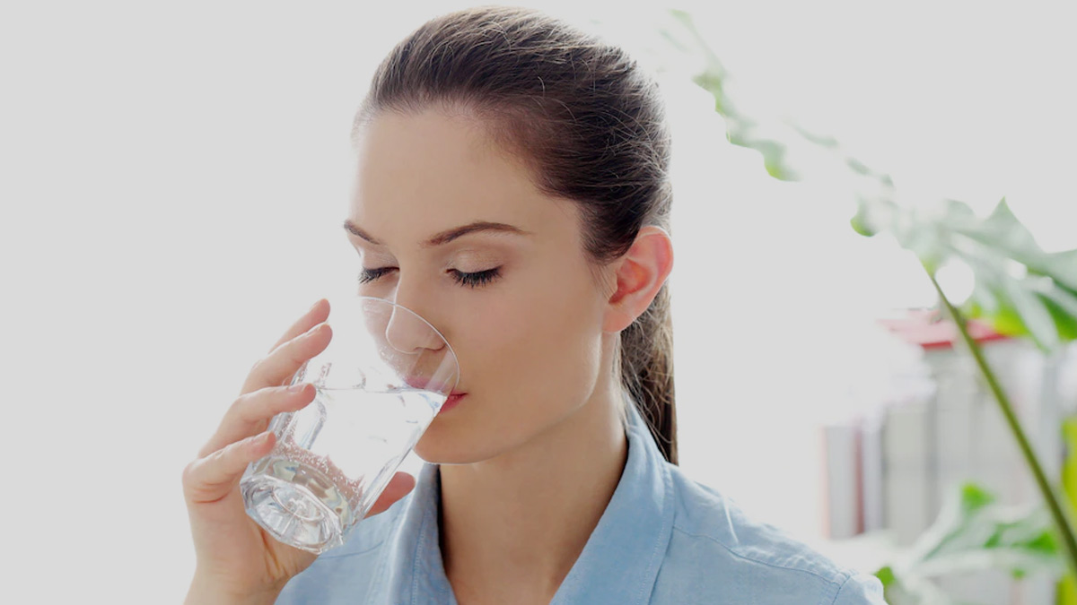 Causes Of Dehydration: गर्मियों में कितना पानी पीना चाहिए और कम पानी पीने से किन बीमारियों का खतरा है?
