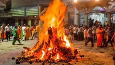 Holika Dahan 2025: होलिका दहन से पहले इन चीजों को घर से बाहर करें, आप कई समस्याओं से बच जाएंगे