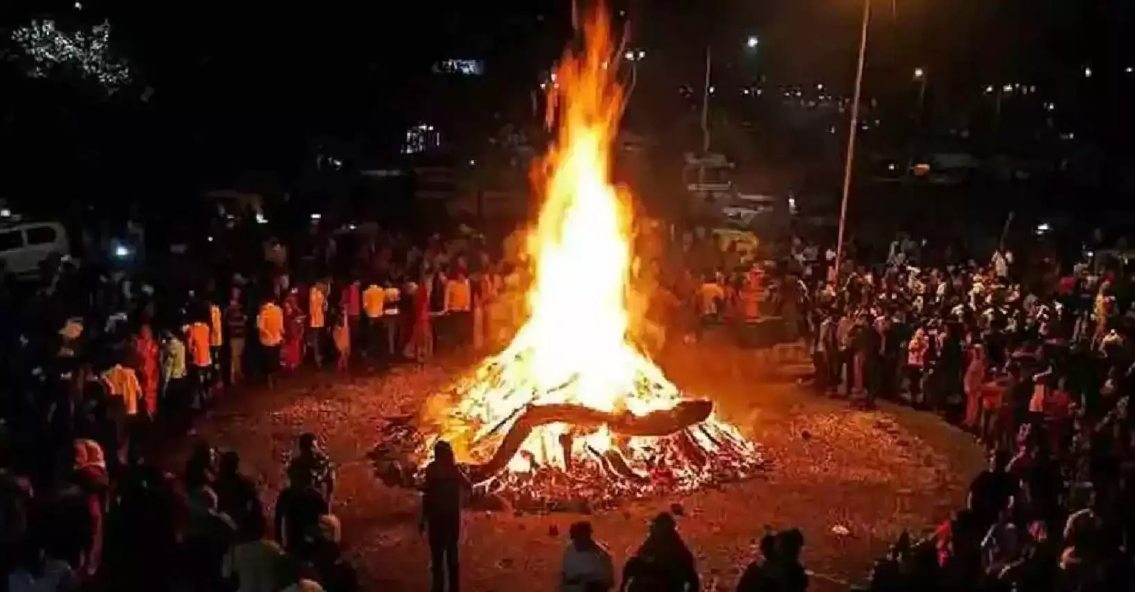 Holika Dahan Muhurat 2025: भद्रा के कारण होलिका दहन का एक घंटे का मुहूर्त