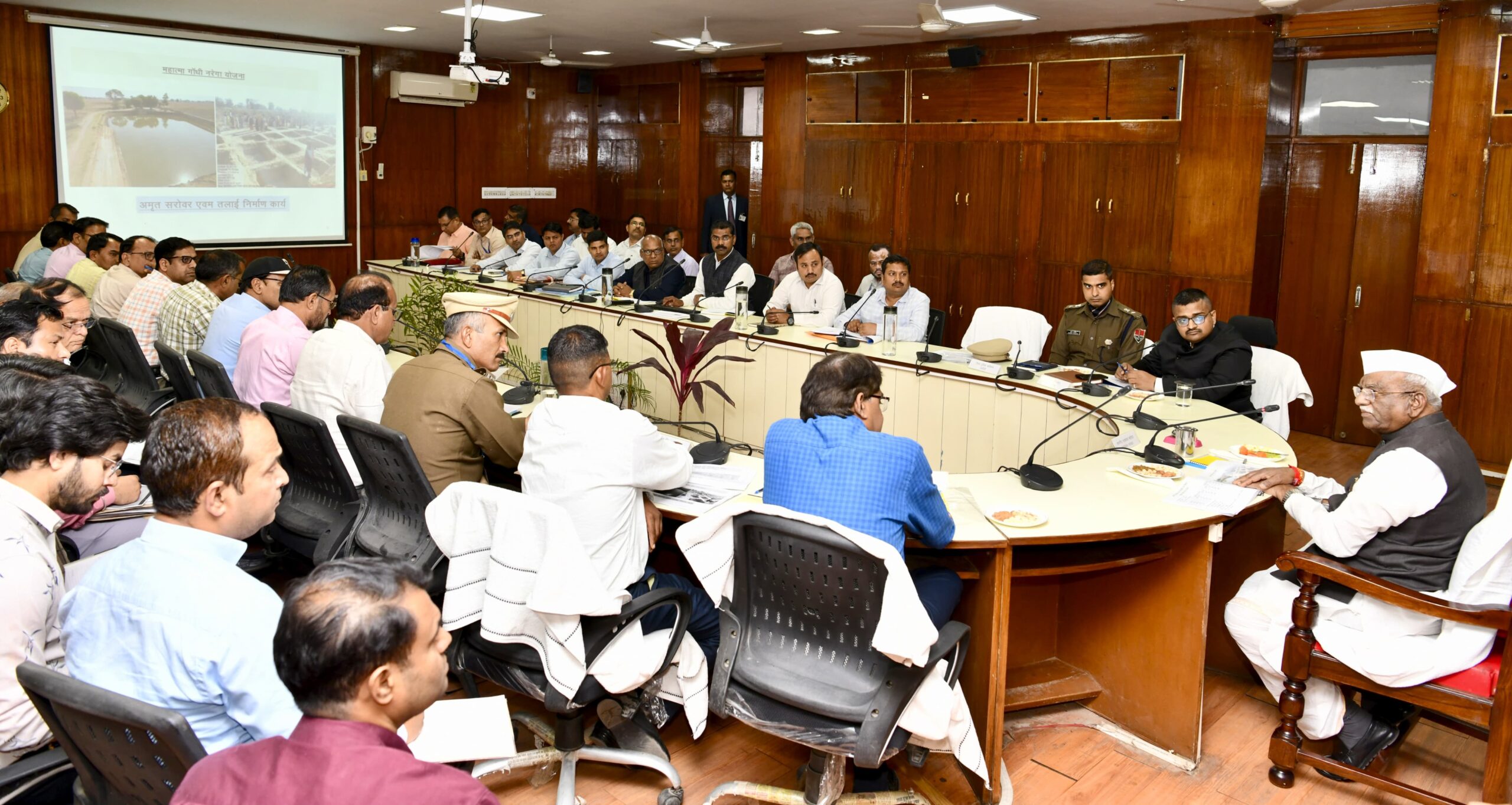 राज्यपाल हरिभाऊ बागडे ने ली जिला स्तरीय अधिकारियों की बैठक, केन्द्र एवं राज्य प्रायोजित योजनाओं एवं कार्यक्रमों की प्रगति एवं अद्यतन स्थिति का लिया जायजा