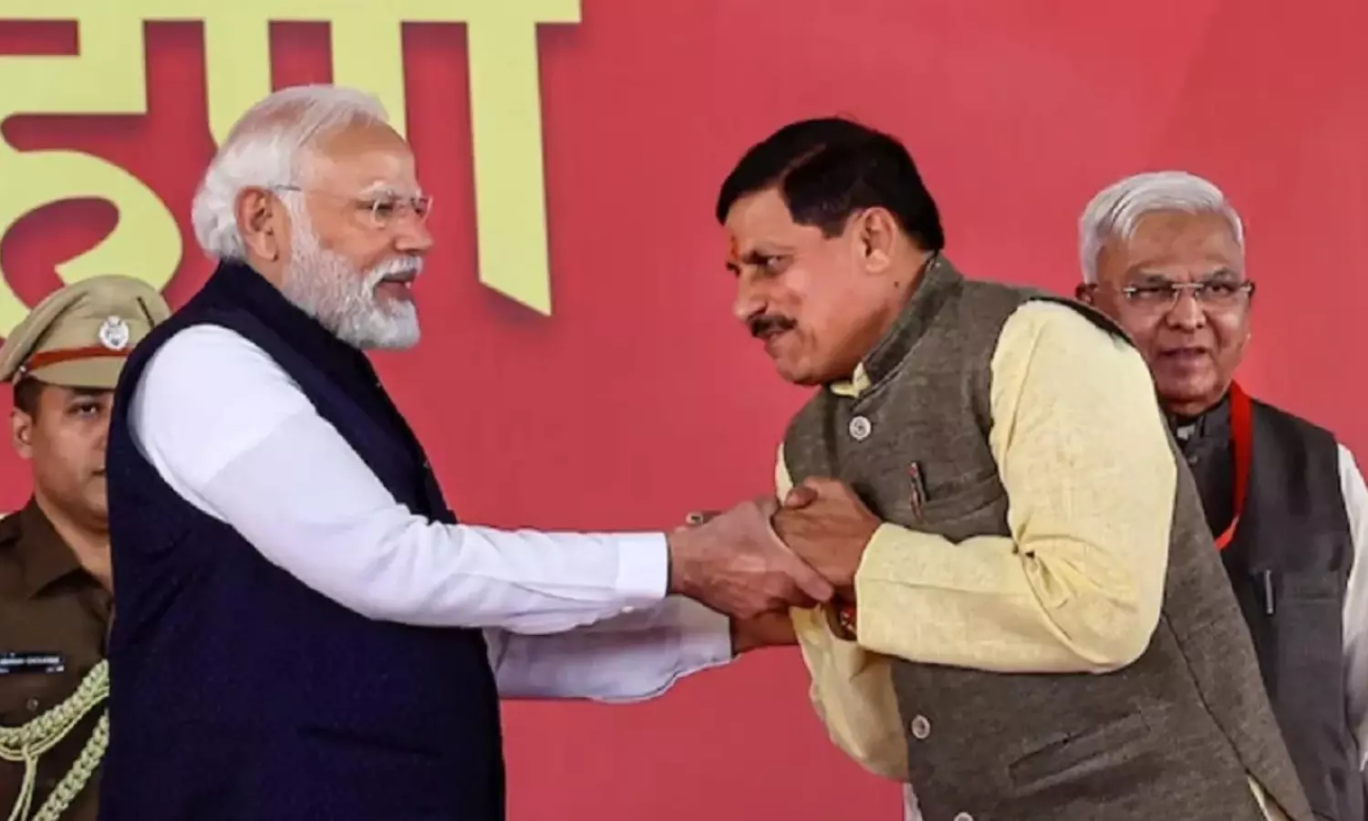 CM Mohan Yadav ने प्रधानमंत्री श्री मोदी का किया अभिवादन