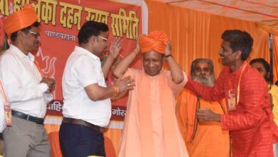 CM Yogi Adityanath होलिका दहन के पहले भक्त प्रहलाद की शोभायात्रा में फूल बरसाएंगे, 27 साल से शामिल हो रहे