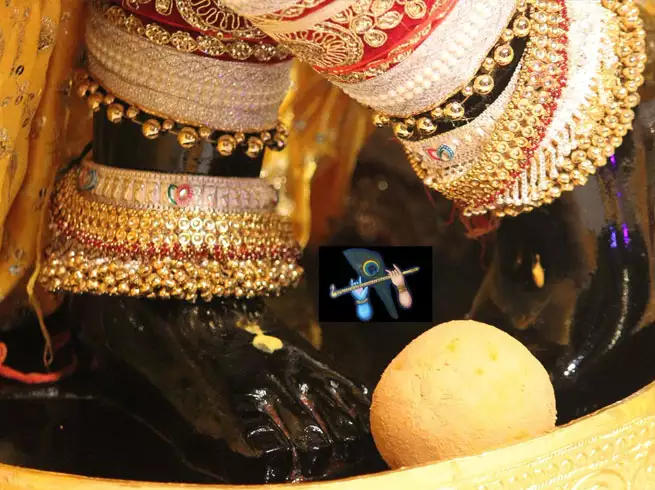 Banke Bihari Charan Darshan: अक्षय तृतीया के दिन ही बांके बिहारी जी के चरण दर्शन होते हैं, जानें इसके पीछे क्या जुड़ी है धार्मिक मान्यता