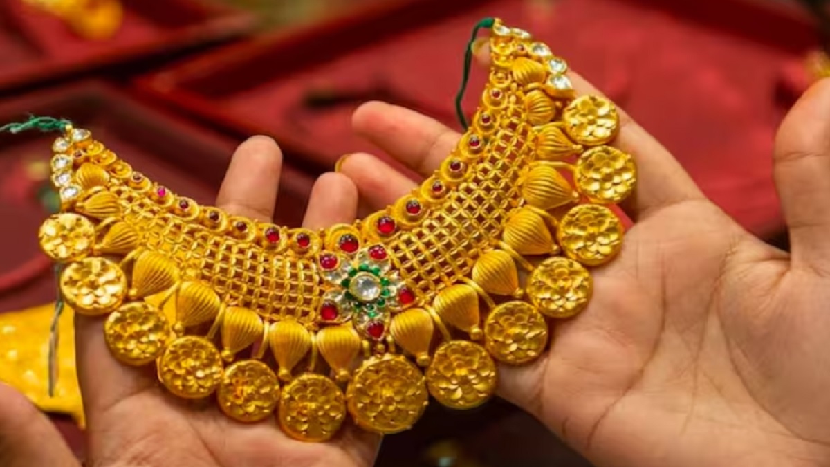 Gold Price Today: सोने के बढ़ते दामों के कारण लोगों का बजट टाइट, ज्वेलर्स की बिक्री घट जाएगी