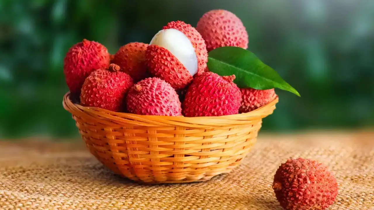 Health Benefits of Lychee: एक दिन में लीची की कितनी मात्रा खानी चाहिए, और इस फल को सही तरीके से खाने का सही समय क्या है?