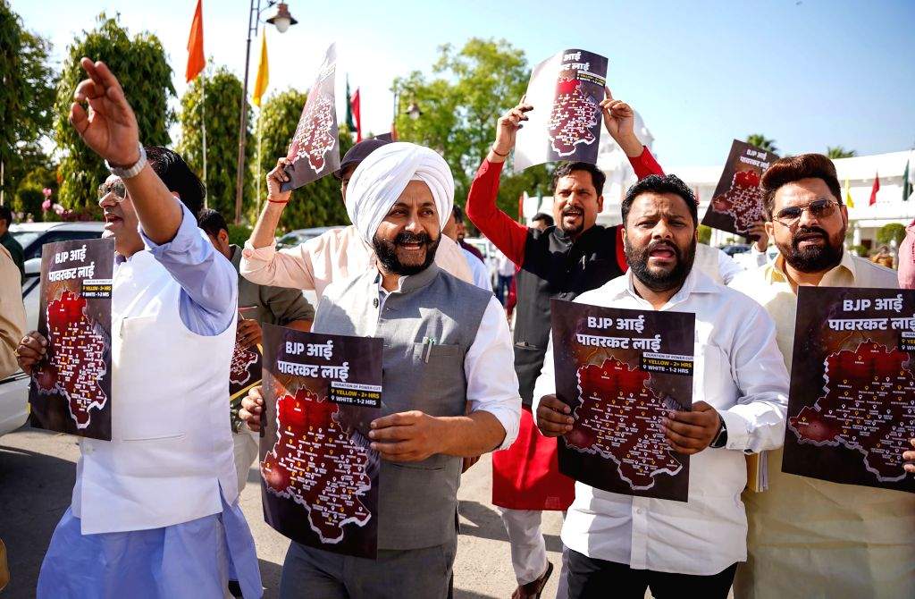 Delhi News: दिल्ली में विद्युत कटौती पर AAP विधायकों ने विधानसभा में हंगामा करते हुए कहा, 'विपदा है BJP सरकार।