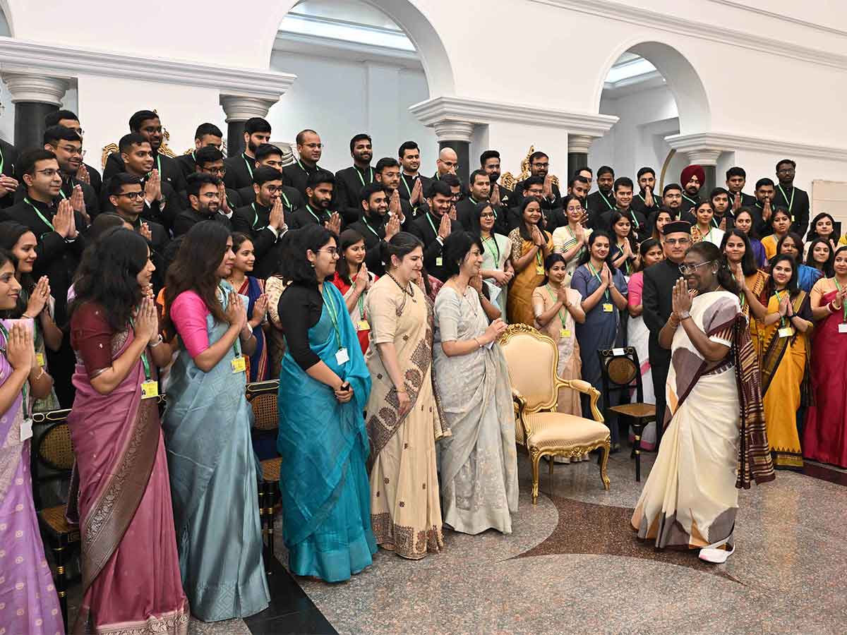 President Draupadi Murmu से 2023 बैच के आईएएस अधिकारियों ने मुलाकात की
