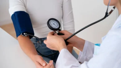 Blood Pressure Symptoms: तेज बुखार के साथ ब्लड प्रेशर भी कम हो रहा है? समय रहते करवा लें ये जांच