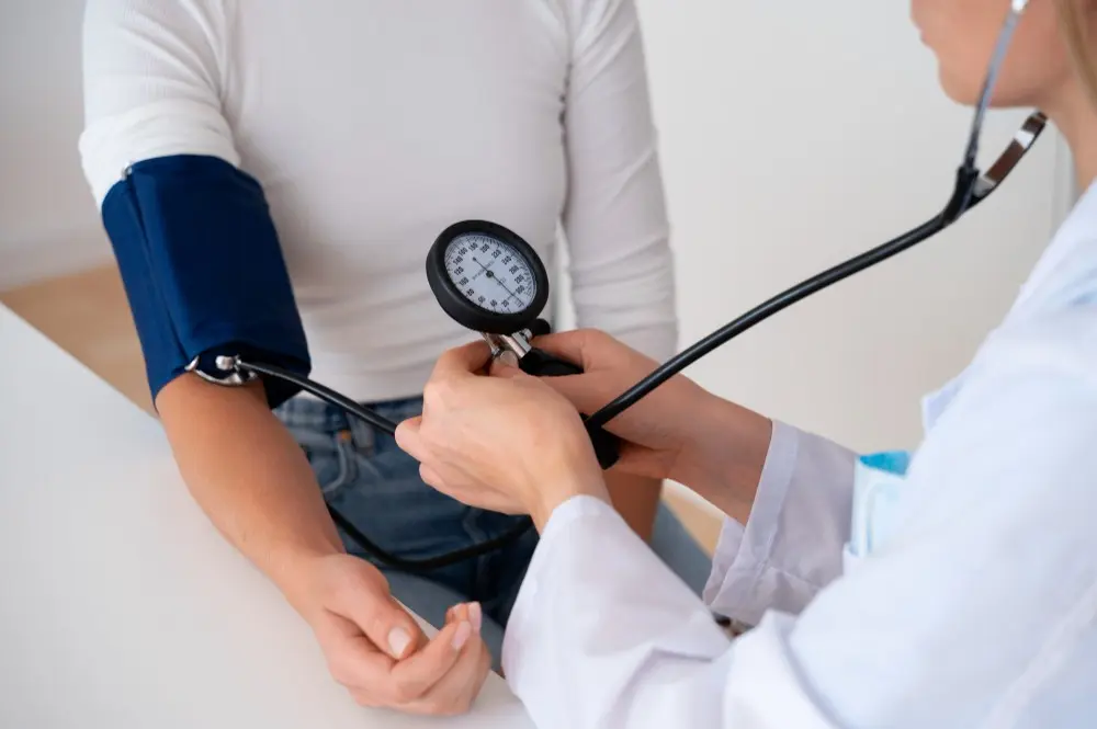Blood Pressure Symptoms: तेज बुखार के साथ ब्लड प्रेशर भी कम हो रहा है? समय रहते करवा लें ये जांच