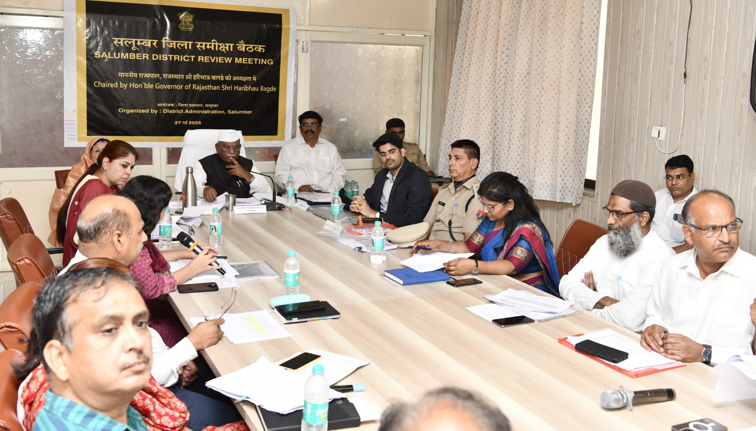 राज्यपाल श्री हरिभाऊ बागडे ने सलूंबर में जिला स्तरीय अधिकारियों की समीक्षा बैठक ली