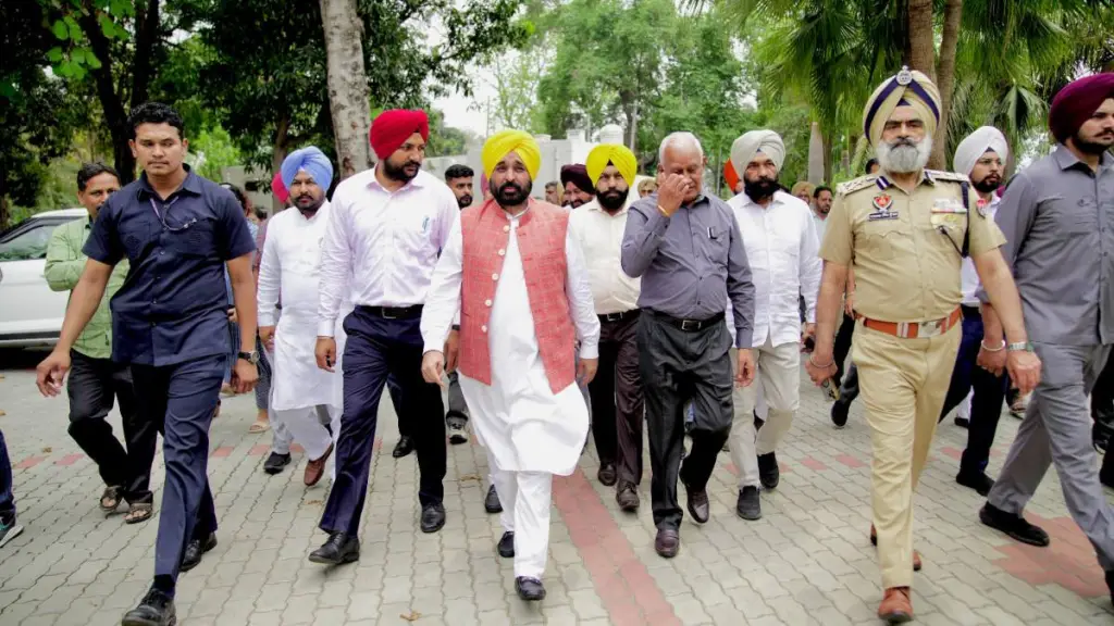CM Bhagwant Mann ने पानी चोरी को लेकर केंद्र और बीबीएमबी पर निशाना साधा, 'पंजाब अपने अंदर और बाहर के दुश्मनों से लड़ रहा है'