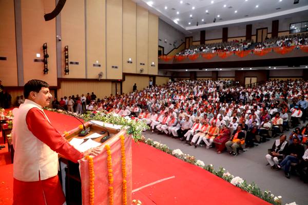 CM Mohan Yadav ने कर्मचारियों को स्वास्थ्य बीमा योजना का लाभ प्रदान करने की मांग को किया स्वीकृत