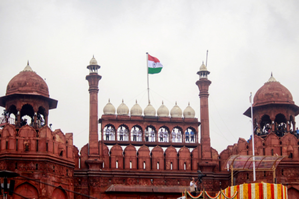 Delhi Alert: भारत-पाकिस्तान संघर्ष के बाद दिल्ली में अलर्ट, लाल किला-कुतुब मीनार की सुरक्षा बढ़ी