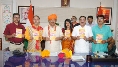 विधानसभा अध्‍यक्ष वासुदेव देवनानी को स्‍वर्णिम दर्पण का विशेषांक भेंट