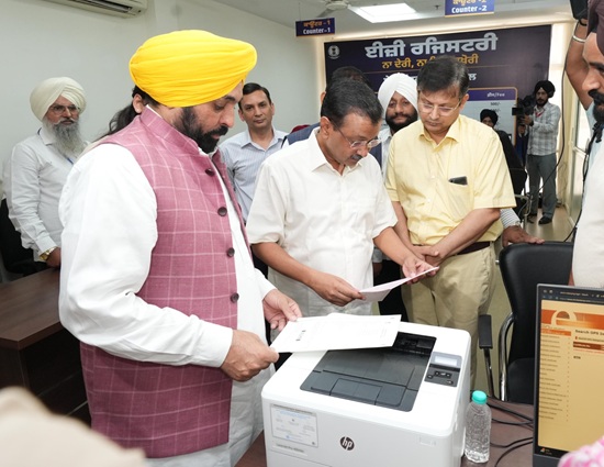 ऐतिहासिक कदम! Arvind Kejriwal और CM Bhagwant Mann ने भारत की पहली परेशानी मुक्त संपत्ति पंजीकरण प्रणाली शुरू की