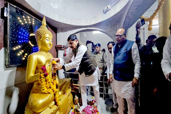 CM Mohan Yadav ने बुद्ध पूर्णिमा पर भगवान बुद्ध को नमन कर अर्पित किये पुष्प