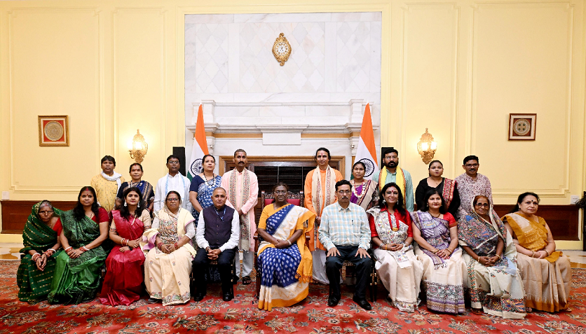 President Draupadi Murmu से आर्टिस्ट इन रेसिडेंस कार्यक्रम के अंतर्गत मधुबनी और गोंड चित्रकला के कलाकारों ने मुलाकात की