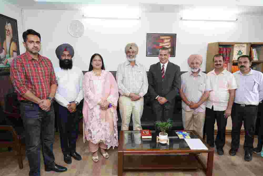 Inderpal Singh Dhanna ने पंजाब सूचना आयोग में नई लाइब्रेरी का उद्घाटन किया