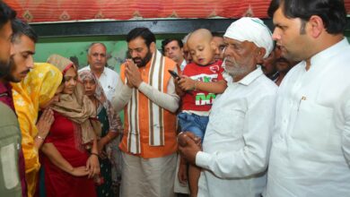 CM Nayab Saini ने नगला मोहम्मदपुर पहुंचकर शहीद दिनेश शर्मा को श्रद्धांजलि दी, परिजनों का ढांढस बंधाया