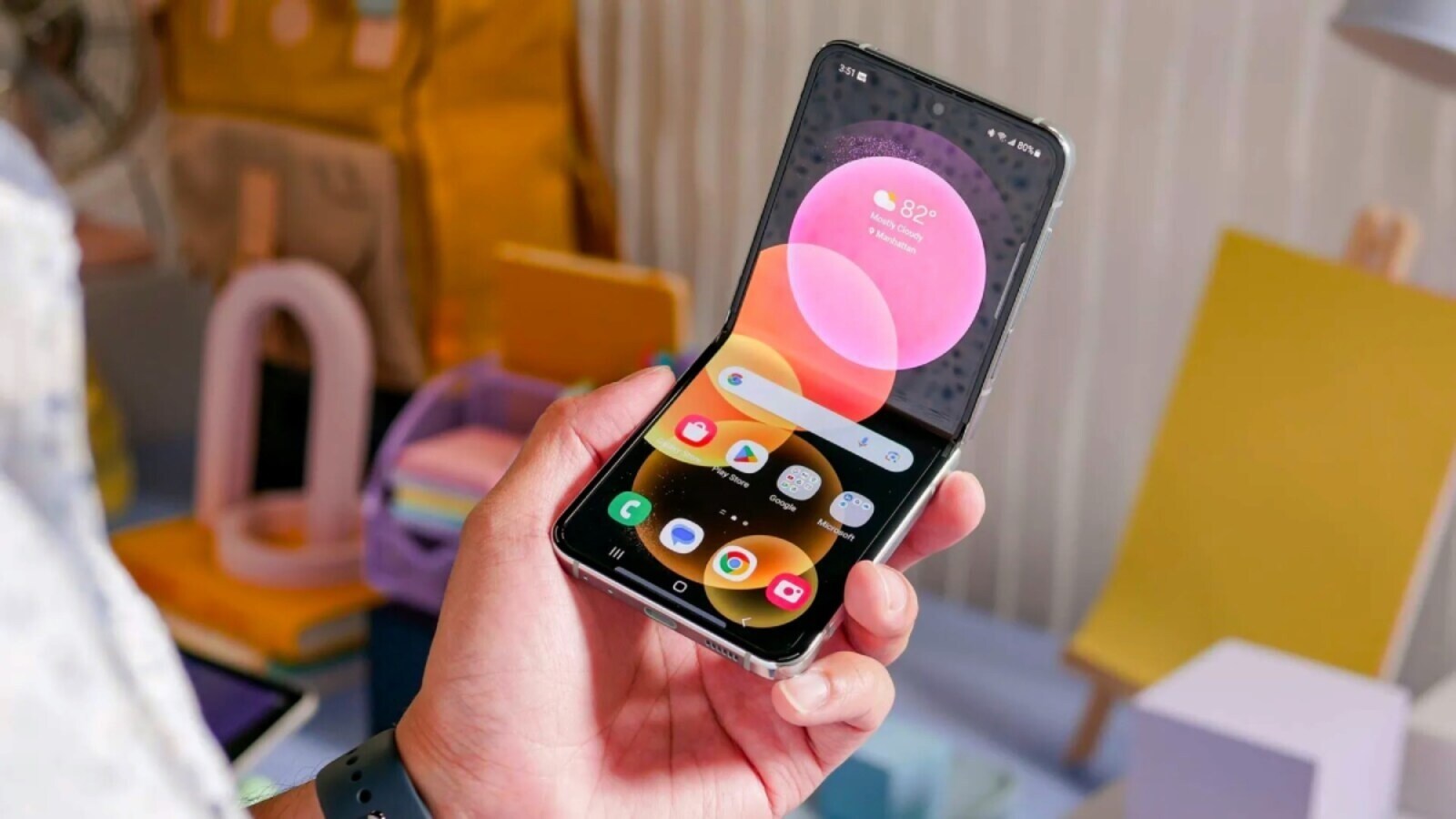 शानदार डील! Samsung फोन पर ₹34 हजार की छूट, स्क्रीन मुड़ जाती है बीच से
